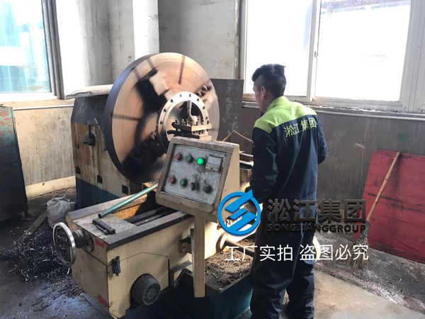 【生產(chǎn)現(xiàn)場(chǎng)】橡膠接頭開(kāi)槽法蘭生產(chǎn)現(xiàn)場(chǎng) 【生產(chǎn)現(xiàn)場(chǎng)】橡膠接頭開(kāi)槽法蘭生產(chǎn)現(xiàn)場(chǎng)