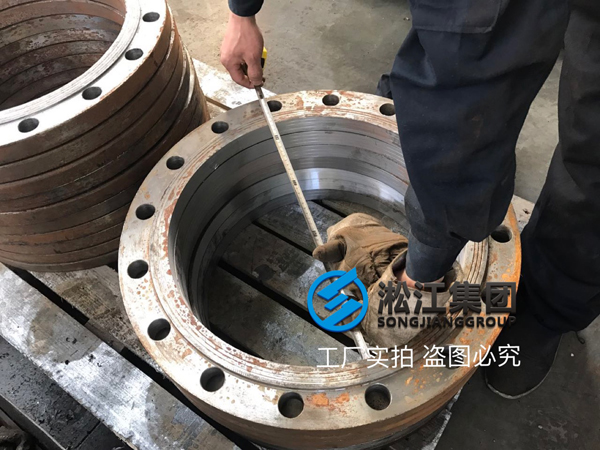 【生產(chǎn)現(xiàn)場(chǎng)】橡膠接頭開(kāi)槽法蘭生產(chǎn)現(xiàn)場(chǎng) 【生產(chǎn)現(xiàn)場(chǎng)】橡膠接頭開(kāi)槽法蘭生產(chǎn)現(xiàn)場(chǎng)