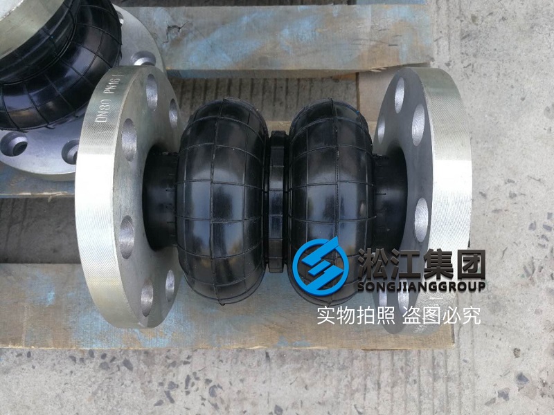 為鋼廠連鑄設(shè)備訂制的橡膠接頭準備裝機 為鋼廠連鑄設(shè)備訂制的橡膠接頭準備裝機